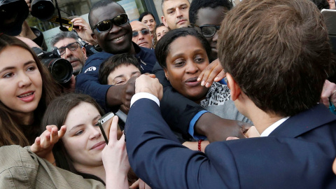 Macron durante su visita de campaña a Rodez.- REUTERS