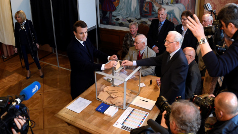 Emmanuel Macron deposita su voto en las urnas durante la segunda vuelta de las elecciones presidenciales francesas. REUTERS/Eric Feferberg