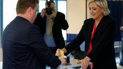 La candidata de ultraderecha Marine Le Pen, deposita su voto en el colegio electoral de Hénin-Beaumont. REUTERS/Pascal Rossignol