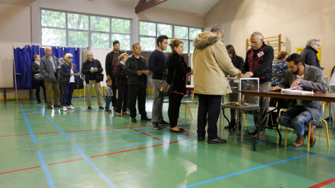 Votantes franceses en un colegio electoral. REUTERS/Emmanuel Foudrot