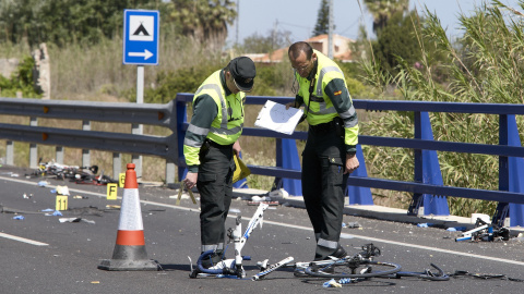 Agentes de la Guardia Civil y miembros de Emergencias en la zona donde la conductora de un turismo,que ha dado positivo en el control de alcohol y drogas , ha arrollado a un grupo de seis ciclistas de un equipo de Jàvea, provocando la muert