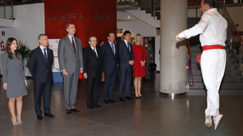 Felipe VI durante el aurresku de Honor, a su llegada al Palacio Euskalduna el 26 de Octubre de 2015./ Casa Real