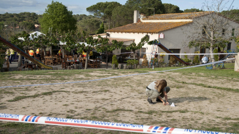 Vista del restaurante Mas Oller, de Caldes de Malavella (Gerona), donde su castillo hinchableha volado unos 40 metros por encima del tejado del establecimiento, provocando la muerte de una niña  y heridas a otros seis menores. EFE/Robin Tow