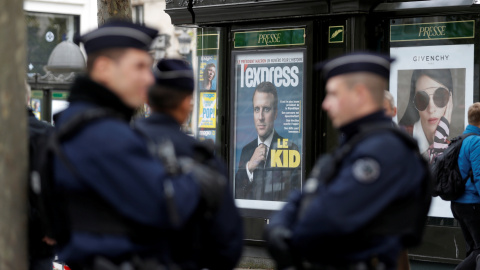 Policías franceses montan guardia junto al Arco del Triunf, en París, durante el primer acto oficial de Macron. - REUTERS