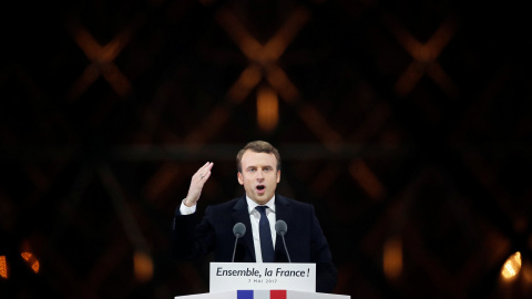 Emmanuel Macron, durante su discurso como ganador de las presidenciales francesas junto al museo del Louvre, en París. - REUTERS