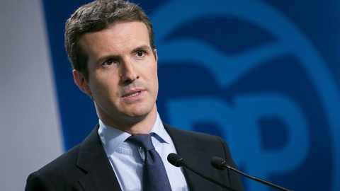 Fotografía facilitada por el PP, de su vicesecretario de Comunicación, Pablo Casado, durante la rueda de prensa que ha ofrecido tras la reunión del Comité de Dirección del PP, en la sede del partido, en la calle Génova de Madrid. EFE/Tarek 