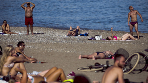 Bañistas en la playa. EFE