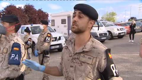 Hermanamiento entre militares y sanitarios a las puertas del hospital Severo Ochoa de Leganés