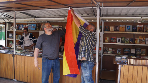 El Foro por la Memoria del Campo de Gibraltar retira la bandera republicana de su puesto de venta en la Feria del Libro de Algeciras.