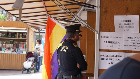 La Policía obliga a retirar una bandera republicana en la Feria del libro de Algeciras