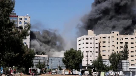 El Ejército israelí destruye un edificio en Gaza que albergaba las oficinas de varios medios internacionales