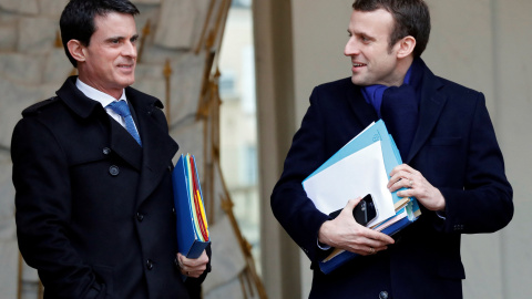 Fotografía de archivo de Manuel Valls en su etapa como primer ministro junto al entonces ministro de Economía Emmanuel Macron. - REUTERS