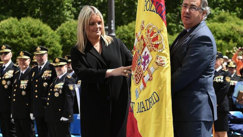 El ministro del Interior, Juan Ignacio Zoido (d), junto a la presidenta de la Fundación Víctimas del Terrorismo, María del Mar Blanco (i), ayer durante el acto de concesión del uso de la bandera de España a la Jefatura Superior de Policía d