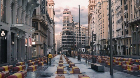 Vox manipula una foto para llenar la Gran Vía de Madrid de ataúdes