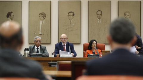 El fiscal general del Estado, José Manuel Maza (c), comparece ante la Comisión de Justicia del Congreso de los Diputados para aclarar la gestión del denominado caso Lezo, que ha llevado a prisión al expresidente de la Comunidad de Madrid, I