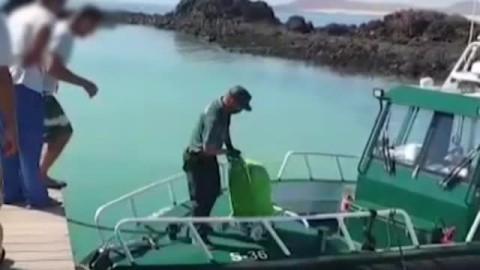 La Guardia Civil entrega alimentos a los habitantes del islote de Lobos, en Fuerteventura