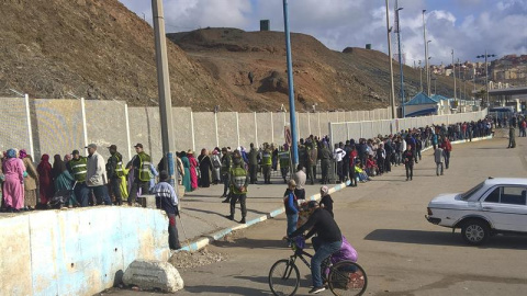 Dos largas filas paralelas, una de las mujeres y otra de los hombres, en el lado marroquí del punto fronterizo Tarajal II.- EFE/Mohamed Siali