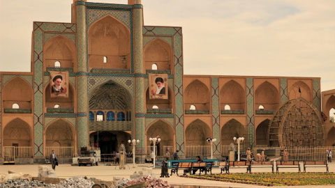 La vida en la Plaza Amir Chakhmaqen, en Yazd, bajo la mirada de los líderes supremos. - M.S.