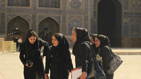 Excursión de un grupo de chicas en la Mezquita del Imán en Isfahán. - M.S.