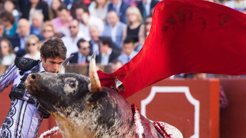 Un toro herido y ensangrentado durante la Feria de Abril de Sevilla. EFE