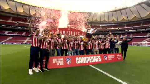 El Atlético de Madrid levanta en el Wanda la Copa de campeón de Liga