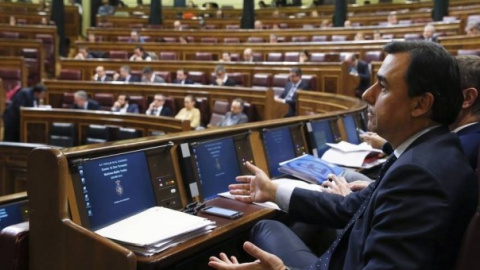 El coordinador general del PP, Fernando Martínez-Maillo, en su escaño, durante un pleno del Congreso. Archivo EFE