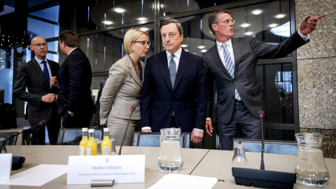 El presidente del Banco Central Europeo (BCE), Mario Draghi, durante su visita al Senado holandés en La Haya. EFE/Remko De Waal