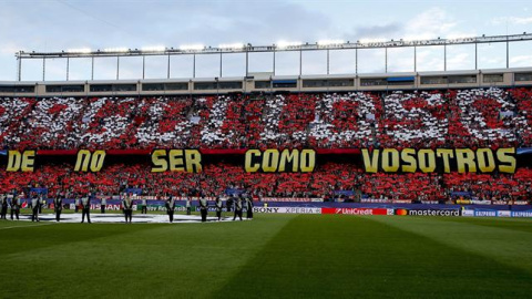 Interior del estadio Vicente Calderón con el mosaico. /EFE