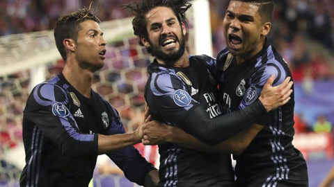 El centrocampista del Real Madrid Isco Alarcón (c) celebra con Cristiano Ronaldo (i) y con Casemiro su gol. /EFE