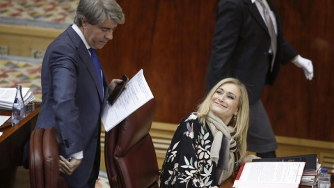 La presidenta regional, Cristina Cifuentes, y el consejero de Presidencia, Justicia y Portavoz, Ángel Garrido, durante el pleno monográfico que hoy celebra la Asamblea de Madrid sobre el Canal de Isabel II. | EMILIO NARANJO (EFE)