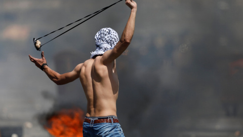 Un palestino en las protestas en solidaridad con los presos en huelga de hambre / REUTERS