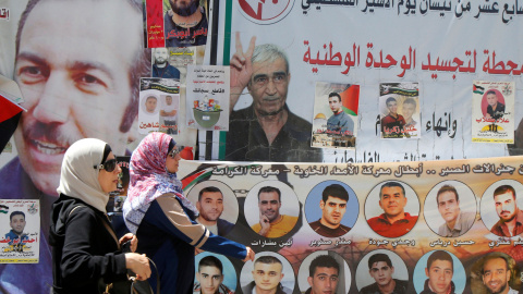 Mural con los presos palestinos en huelga de hambre / REUTERS