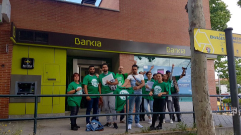 Activistas de la PAH Vallekas, frente a una sucursal de Bankia, tras un encierro para exigir la paralización de cuatro desahucios.- PAH VALLEKAS