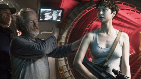 Ridley Scott con Katherine Waterson en el rodaje de la película.