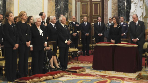 Los reyes eméritos Juan Carlos y Sofía, durante el funeral por la infanta Alicia de Borbón-Parma. EFE/Ballesteros