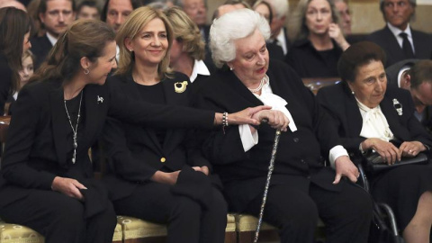 Las infantas Elena y Cristina, junto a las infantas Pilar y Margarita, hermanas del Rey emérito Juan Carlos, durante el funeral por la infanta Alicia de Borbón-Parma. EFE/Ballesteros