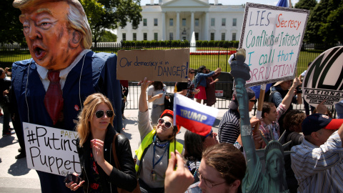 Un grupo de personas se manifiesta contra Donald Trump junto a la Casa Blanca. - REUTERS