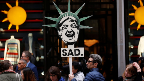 Un grupo de manifestantes protestan por las políticas de Donald Trump frente a la Torre Trump en Nueva York. EEUU.REUTERS/Mike Segar