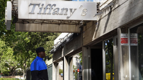 Djiby posa frente a la discoteca Tiffany´s / Es Racismo (Youssef Ouled)