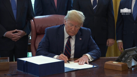 Trump firma el histórico paquete de ayuda económica