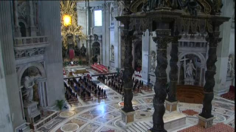 El papa preside la celebración de la Pasión en la Basílica de San Pedro