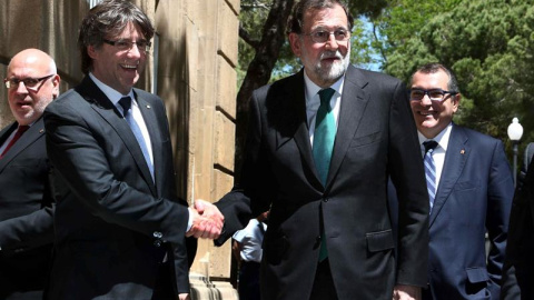 Rajoy y Puigdemont se saludan en la inauguración del Salón del Automóvil de Barcelona / EFE