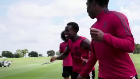 Un aligator sorprende a los jugadores del Club de Fútbol Toronto que posaban en el campo para unas fotos