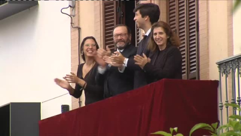 Sevilla celebra la Semana Santa desde sus balcones