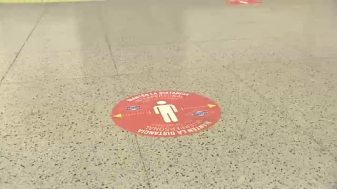 Metro de Madrid instala señalizaciones para asegurar la distancia social entre los pasajeros