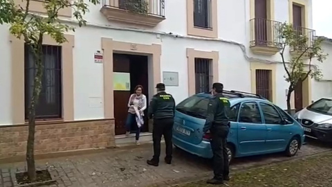 Guardia Civil reparte material escolar a los niños de Encinasola