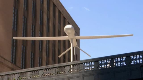 Un dron gigante se erige sobre el High Line de Nueva York 