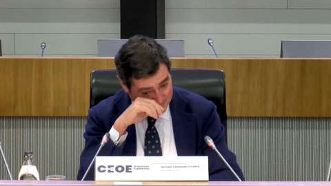 La emoción de Garamendi al recibir el apoyo de la CEOE tras su discurso sobre los indultos