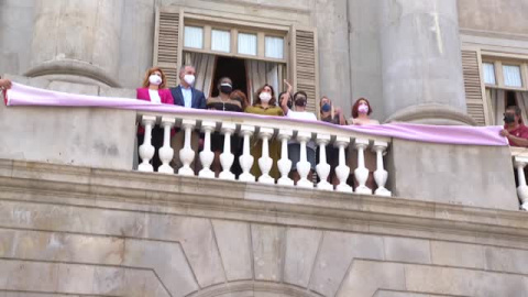 La bandera del Orgullo LGTBi ya ondea en Barcelona