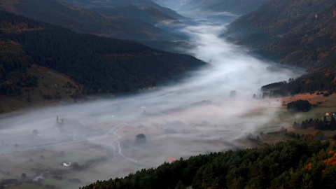 Un manto de nubes cubre el valle del Roncal junto al pirineo navarro.